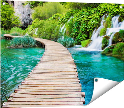 Gards Tuinposter Houten Pad op het Water bij de Watervallen - 80x60 cm - Tuindoek - Tuindecoratie - Wanddecoratie buiten - Tuinschilderij