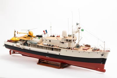 Billing Boats 560 Calypso onderzoeksschip - (Red hat editie) - kunststof body