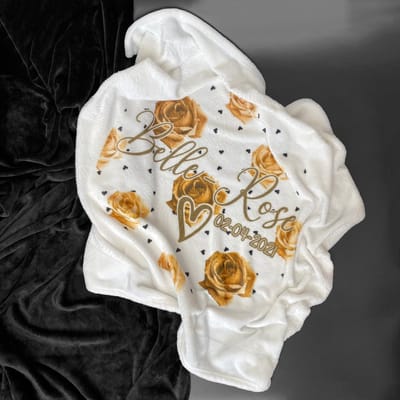 Persoonlijke babydeken kraamcadeau golden roses met naam en geboortedatum
