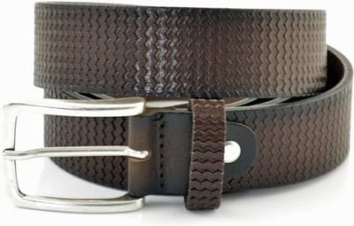 BRUINE 3,5CM BREDE RIEM GEMAAKT VAN SOEPEL ITALIAANS LEER MET GOLF PATROON EN DONKERE ZIJKANTEN. MAAT 105