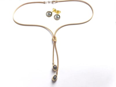 Hetty'S - Goldplated zilveren set - collier - oorknopjes - Zwarte peacock parels