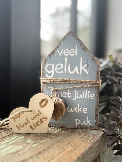 Creaties van Hier - Huisje met touw en hartje en houten hartje veel liefs - Veel geluk met jullie ukke puk - baby - Blauw - Hout - 20x12,5 cm