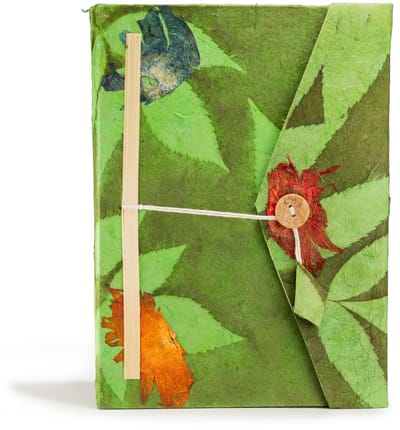 Lokta Notitieboek met Bloemenprint – Groot (21x15cm) – 45 bladzijden – Inclusief bladwijzer – Mosgroen
