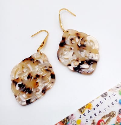 Jeannette-Creatief® - Resin - Barok Ruit Klein Beige - Resin Oorbellen - Resin Oorhangers - Dames Oorbellen - Beige Oorbellen - Bruine Oorbellen - Gouden RVS Oorhaakjes - Mocha Mousse - Herfstlook - Tortoise