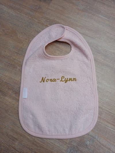 Gepersonaliseerd slabbetje blush met naam geborduurd