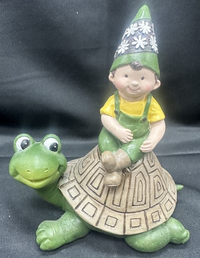 Decoratief polyresin dier "jongen op schildpad - meerkleurig + groen/geel - hoogte 16x13x10 cm - Woonaccessoires - Decoratieve beeldjes