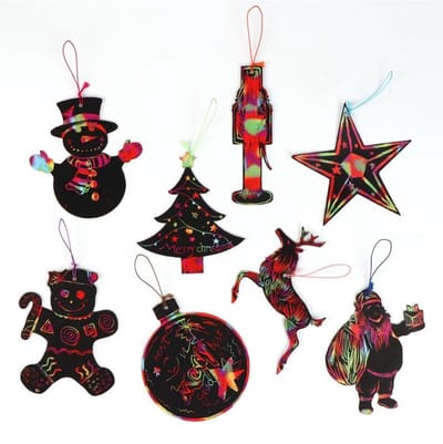 Kerstboom Kras Versiering - Kerst decoratie - Kerstmis Ornamenten voor Kids - Moderne Kras Kerstballen - Kersthanger Kerstbal Kerstversiering voor kinderen - 12 stuks Regenboog kraspapier met touwtjes en kraspotloden