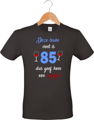 mijncadeautje - T-shirt unisex - zwart - verjaardag - feestje - cadeautje - Deze leuke vent is 85, dus geef hem een wijntje - maat S