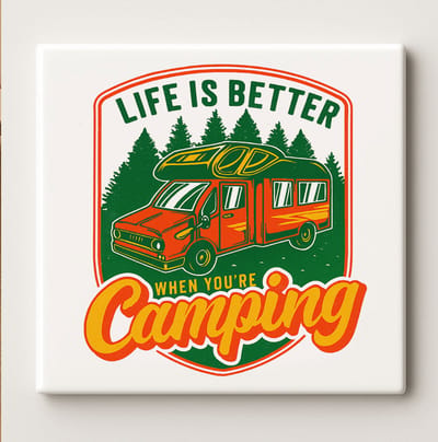 Life Is Better When You’re Camping Tegel – 15x15 cm Keramische Wanddecoratie – Avontuur & Outdoor Camper Decoratie – Perfect Cadeau voor Kampeerliefhebbers