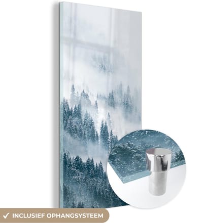 MuchoWow® Glasschilderij 60x120 cm - Schilderij acrylglas - Winter - Mist - Bos - Sneeuw - Den - Foto op glas - Schilderijen