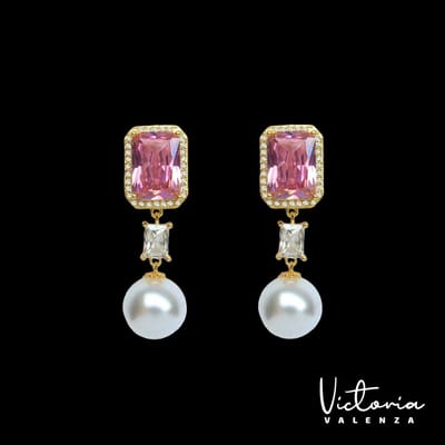 Victoria Valenza Goudkleurige Oorbellen met Parels en Roze en Witte Zirkonia Stenen - Oorhangers - Goudkleurig - Parel oorbellen - Zirkonia