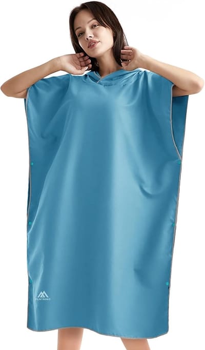 Sneldrogende Microfiber Zwemhanddoek en Poncho voor Mannen en Vrouwen, Lichtgewicht Strandhanddoek voor Zwemmen en Surfen - Universele Maat (Lichtblauw)