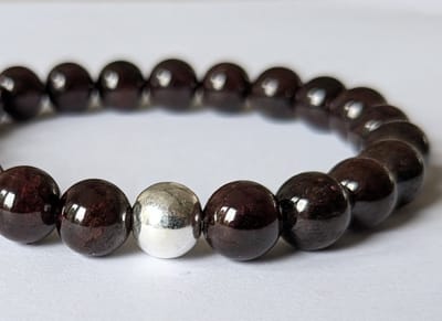 Granaat-edelsteen-armband-maat-19-met-925-zilveren-kraal-8mm
