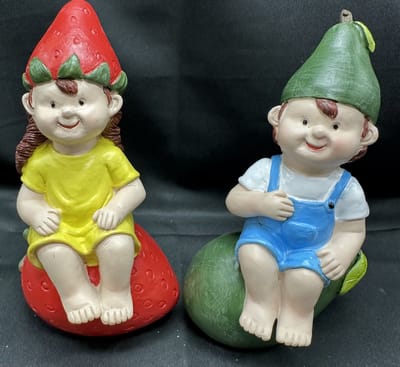 Polyresin tropische (tuin) kinderen " Meisje op aardbei + Jongen op peer " - Set van 2 stuks - meerkleurig - Hoogte 15 x 10 x 6 cm - Woonaccessoires - Tuinaccessoires - Tuindecoratie