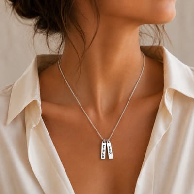 Engravia by Derya – Gepersonaliseerde Dubbele Staafhanger Ketting Zilverkleurig – RVS Roestvrij Staal – Minimalistische Naam of Datumketting – Persoonlijk Cadeau