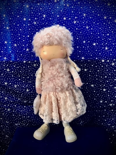 Engelpop staand met fluffy jasje roze 39 cm hoog - resin - winterfiguurtje - wintercollectie - eindejaarcollectie - decoratiefiguur - interieur - geschikt voor binnen - kerstcollectie - kerstdecoratie - kerstfiguur - cadeau - geschenk - kerst