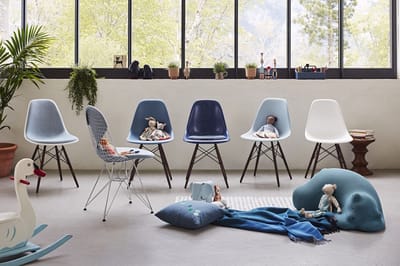 Vitra - DSW Eames Plastic Sidechair - zeeblauw RE - donkere esdoorn