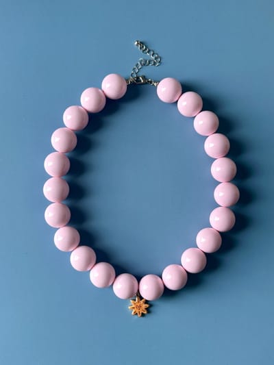 Ketting - roze ketting - pink necklace - pink ketting - ketting met ronde kralen - minimalistische ketting - colour stone necklace - ketting - ketting met kralen - statement ketting - lange ketting - kralen ketting - schakelketting