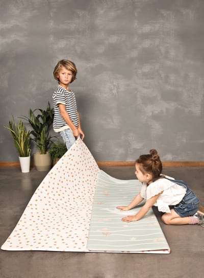 OPVOUWBARE SPEELMAT BABY -LITTLE GEM ON THE MOVE - 140 X 140 CM - dubbelzijdig bedrukt - afwasbaar & antibacterieel