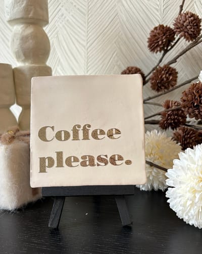 Hartjespost | Tegeltje Coffee please, mat wit, goud | schoencadeautjes sinterklaas | tegeltjes met tekst | spreuktegel | tegeltjeswijsheden | cadeau | Christmas | Xmas | kerstmis | decoratie kerst | koffie | but first | 10x10