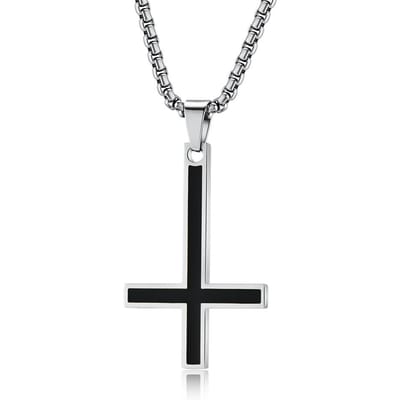 Europese en Amerikaanse Minimalistische Omgekeerd Kruis Titanium Staal Ketting met Glad Oppervlak en Olie Druipende Persoonlijkheid white