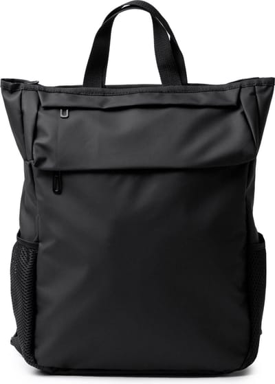 Rugzak van PU-leer met ritssluiting. Breed binnenvak met uitneembaar vak voor 15" laptop.
