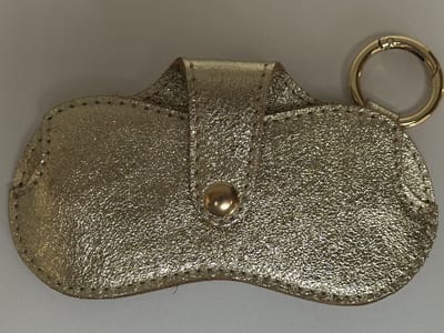 zonnebrilhoesje -goudkleurig - brillenkoker voor aan of in je tas -superhandig