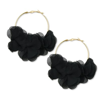 Marama - Oorbellen Lola - zwarte bloemblaadjes - nylon - gouden hoops - clipsluiting - feestgelegenheden - damesoorbellen - gouden ringen