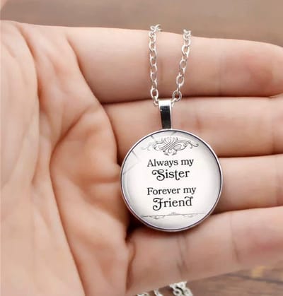 Akyol - Sisters ketting - vriendschap ketting - ketting - zilver kleurige ketting - ketting voor zussen - ketting met een tekst erop - ketting voor haar - collier - ketting met een hanger -