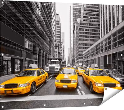 Gards Tuinposter New York Gele Taxi's - Zwart Wit - 120x90 cm - Tuindoek - Tuindecoratie - Wanddecoratie buiten - Tuinschilderij