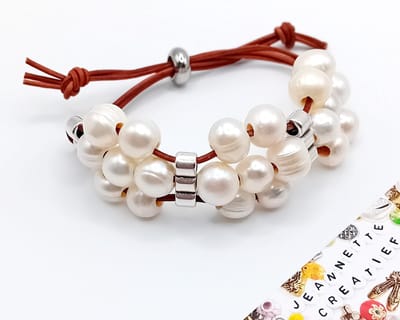 Jeannette-Creatief® - Zoetwaterparels - Leren Parelarmband Flowers Bloemen Zoetwaterparels Schuifknoop - Armband - Bruidsarmband - Bruidssieraden - Parelarmband - Dames Armband - Zilverkleurige Parelarmband - Valentijn - Moederdag