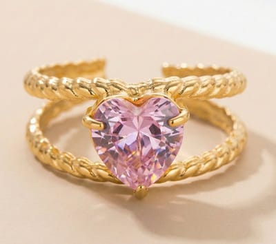 Lundholm Francine Ring Dames Goudkleurig met Steen – Premium Stainless Steel 2.5 Micron PVD Gold Plated – Verstelbare Ring met Roze Hartjes Steen Statement – One Size – Scandinavisch Design
