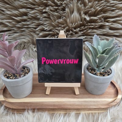 Robuust wenstegeltje "Powervrouw" – Cadeau voor Vrouw – Inspirerend en Stoer – Decoratie – Zomaar – Trendy – Stijlvolle Woondecoratie met Boodschap – Trendy nu– Hip trendy tegeltje – Cadeau – Deco – Decoratief Tegeltje met Standaard – Cadeau Idee