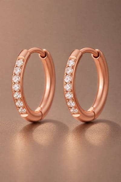 Lundholm Luxe Oorringen Met Zirkonia Steentjes Rosegoud Jewellery - Premium Stainless Steel Rose Goud PVD Plated - Kleine Oorbellen Dames Classy - My Delia Serie - Luxe Vrouwen Cadeautjes