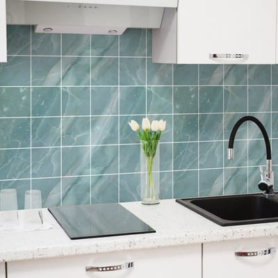 Zelfklevende tegelmuurstickers voor keuken en badkamer - 24 blauwe marmertegelstickers van Thela - 24 stickers 10x10cm