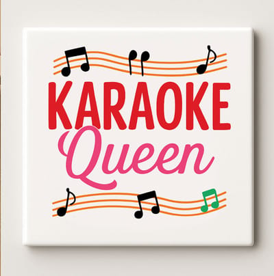 Karaoke Queen Keramische Tegel – 15x15 cm Grappige Muziekliefhebber Wandtegel – Perfect Cadeau voor Zangers & Feestdecoratie