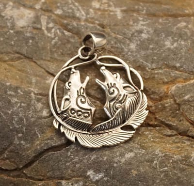 Sterling zilveren hanger 2 huilende wolvenkoppen met veer - zilveren hanger wolven - wolvenkoppen hanger 925 zilver - hangertje huilende wolven - mooie zilveren hanger wolf - cadeau tip verjaardag, feestdagen