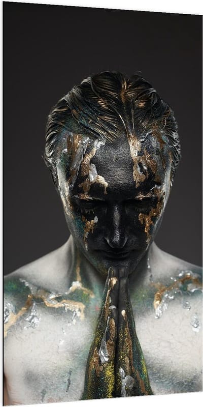 Dibond - Biddende Man van Glitter - 100x200cm Foto op Aluminium (Wanddecoratie van metaal)