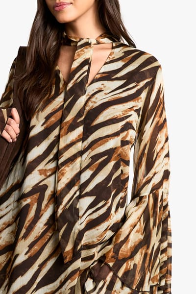 boohoo Dames Zebra Chiffon Smocking Jurk met Uitlopende Mouwen | Brown | Maat: 8