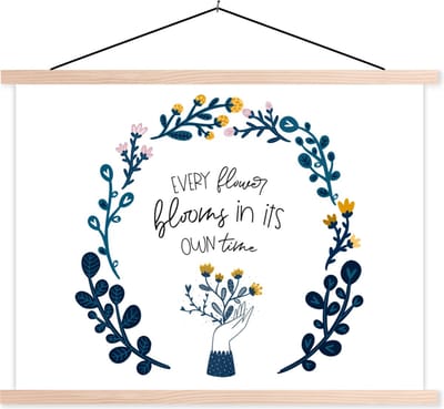 Posterhanger incl. Poster 120x90 cm - Schoolplaat - Every flower blooms in its own time - Quotes - Spreuken - Textielposter - Blanke latten