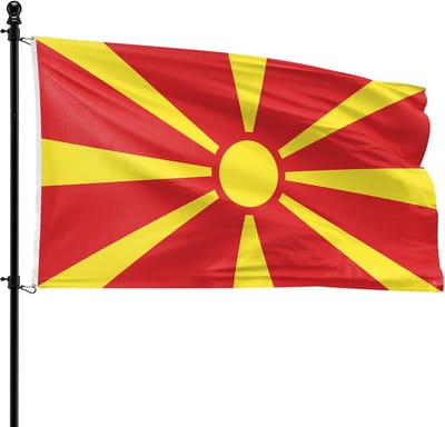 Dailygoods- Vlag 90 x 150 cm - Macedonische Vlag - Duurzaam Polyester - Windbestendig - UV-werend - Messing Oog-ringen - Landvlag