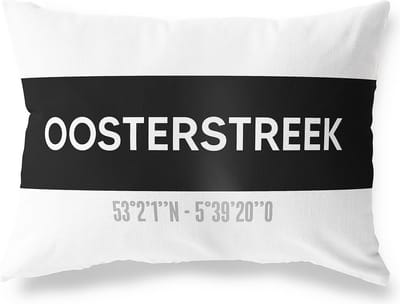Tuinkussen OOSTERSTREEK - FRIESLAND met coördinaten - Buitenkussen - Bootkussen - Weerbestendig - Jouw Plaats - Studio216 - Modern - Zwart-Wit - 50x30cm