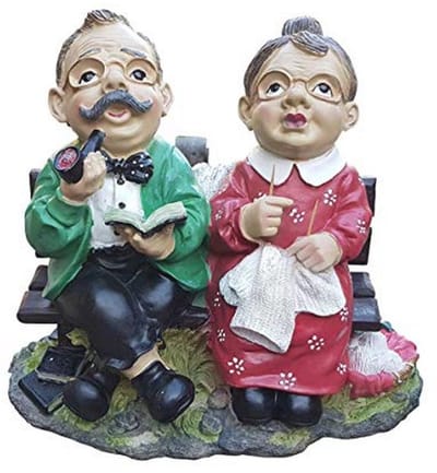 Tuinfiguur opa en oma op een bank voor gezellige tuindecoratie