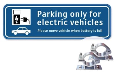 Parkeerbord Parking only for electric vehicles - Weerbestendig Aluminium - 40x15 cm - Bevestiging: Met paalbeugels Ø48mm