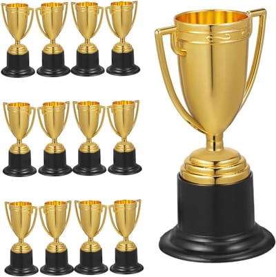Kleine Trofee Bekers - Gouden Prijzen - Wedstrijden Belonen - Kindvriendelijk Formaat - 9.5 cm Hoog - Goud