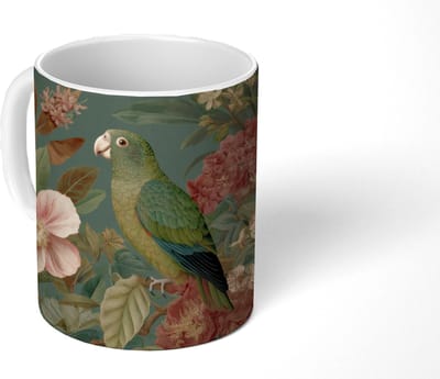 Mok - Koffiemok - Groene papegaai - Kleurrijke bloemen - Donkere achtergrond - Mokken - 350 ML - Beker - Koffiemokken - Theemok