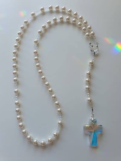 Rozenkrans, Paternoster gemaakt met Parels van Swarovski in de kleur Cream Rose Light Pearl, met een prachtig Swarovski kruis in de kleur Aurora Boreale. Gebedssnoer, Kruisteken, Meditatie, Spiritueel, Geloof, Geloofssteken, Gebed, Gebedsketting, Ker