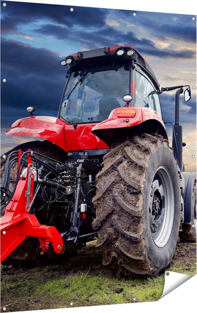Gards Tuinposter Rode Tractor bij Zonsondergang - Trekker - 120x160 cm - Tuindoek - Tuindecoratie - Wanddecoratie buiten - Tuinschilderij