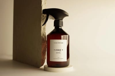 The Olphactory Luxe Room Spray | Huisparfum #cosy santal - kardemom komijn sandelhout vanille amber