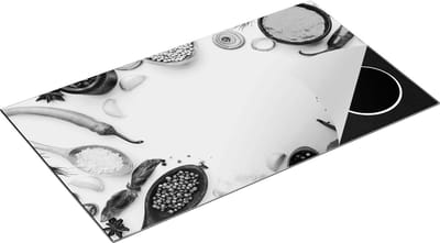 Chefcare Inductie Beschermer Kruiden op een Witte Tafel - Zwart Wit - 90x50 cm - Afdekplaat Inductie - Kookplaat Beschermer - Inductie Mat